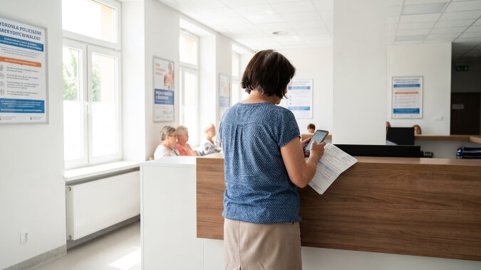 W przychodni ktoś dotknął mojego ramienia - mąż, który odszedł czternaście lat temu. Trzymał plik skierowań i poprosił, żebym pomogła mu się zapisać "przez ten internet", bo Jolanta się wyprowadziła, a on "papierów nigdy nie ogarniał"