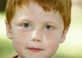 3-letni chłopiec jest szykanowany ze względu na jego „okropne” włosy. Zobacz reakcję malca