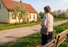 Siostra od lat powtarzała, że dom po rodzicach stoi pusty i się sypie, nikt go nie kupi. Wnuczka znalazła go w internecie - to samo zdjęcie, to samo podwórko. Ogłoszenie: na sprzedaż, dwieście osiemdziesiąt tysięcy