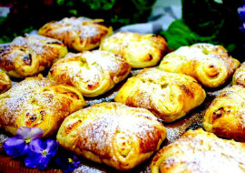 Węgierskie bułeczki z serem z ciasta francuskiego