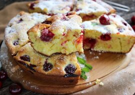 Delikatne i aromatyczne wiśniowe ciasto na śmietanie. Podbije cię swoim smakiem