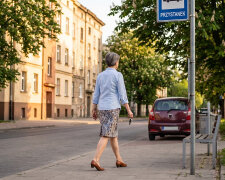 Mąż odszedł pięć lat temu. Samochód zabrał, bo "i tak nie zdasz, kobieto, w twoim wieku". Prawo jazdy zdałam za drugim razem, mając pięćdziesiąt osiem lat. W maju minęłam go na światłach w Radomiu - stał na przystanku
