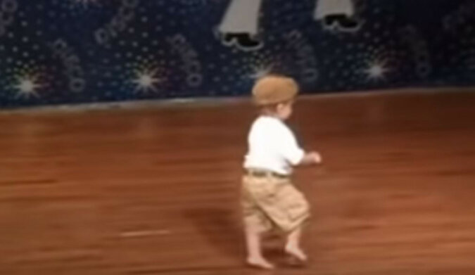 18-miesięczny chłopiec zachwyca widzów swoim energicznym tańcem