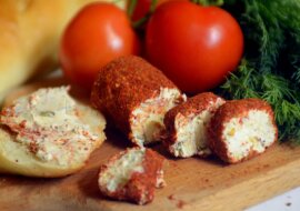 Połączyłam śmietanę i kefir, zostawiłam na noc i otrzymałam nietypową przekąskę