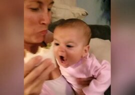 Ten uroczy maluszek próbuje ukraść kanapkę mamy. Widząc, co się dzieje, ojciec szybko chwycił za kamerę