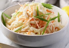 Sałatka Colesław. Prosta do przygotowania i bardzo smaczna