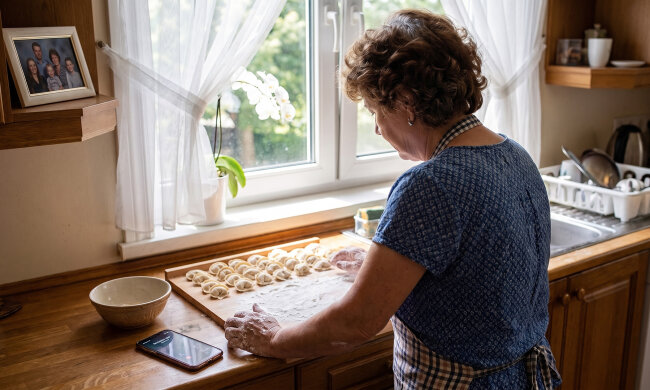Po dwudziestu ośmiu latach w szkolnej stołówce dyrektor pożegnał mnie przy całym gronie: "od września catering, pani może już odpocząć". We wrześniu wnuczka mówiła, że obiady przyjeżdżają w folii i połowa idzie do kosza