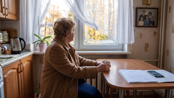Gaz płaci za mnie córka przez aplikację - co miesiąc daję jej dwieście złotych gotówką, "bo mama się w tym pogubi". W pierwszy zimny poniedziałek października przyszedł pan z gazowni: zaległość od lutego, tysiąc osiemset czterdzieści