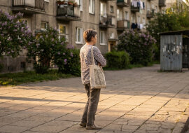 Pożyczyłam synowej pięć tysięcy na kurs prawa jazdy. Miała oddać po pierwszej wypłacie w nowej pracy. Pracę dostała, prawo jazdy zdała. Kiedy przypomniałam o długu, powiedziała, że to "był prezent od teściowej na nowy start"