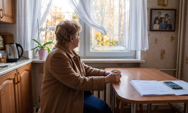 Gaz płaci za mnie córka przez aplikację - co miesiąc daję jej dwieście złotych gotówką, "bo mama się w tym pogubi". W pierwszy zimny poniedziałek października przyszedł pan z gazowni: zaległość od lutego, tysiąc osiemset czterdzieści