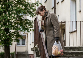 Córka zadzwoniła w niedzielę i powiedziała, że muszę im pożyczyć na remont, bo nie mają z czego żyć. W poniedziałek spotkałam jej sąsiadkę w Biedronce. Zapytała, czy córka jest zadowolona z nowego SUV-a