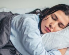 Lekarze ustalili, która pozycja do spania jest najbardziej zdrowa