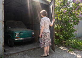 Fiat 126p po mężu stał w garażu, dzieci powtarzały: "sprzedaj na części". Wnuk uparł się, że go naprawimy - rok sobót przy silniku. W maju na zlocie ktoś zapytał, czyj to maluch. Wnuk odpowiedział: "nasz z babcią"