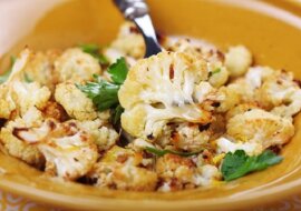 Kalafior z czosnkiem, parmezanem i ziołami w piekarniku