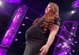 Jury przewraca oczami, gdy kobieta w ciąży wchodzi na scenę. Ale szczęki im opadają, kiedy słyszą wybór piosenki