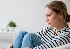 "Teściowa uważa mnie za służącą": Ciągle mówi że mam szczęście, bo mam gdzie sprzątać