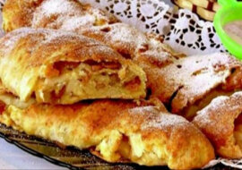 Rolada z jabłkami z masy twarogowej o najdelikatniejszym smaku. Pyszny wypiek