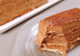 Niesamowity, delikatny czekoladowy tort bez pieczenia z puszystym kremem