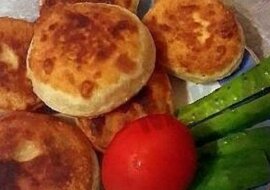 Pierożki bez drożdży, jajek i mleka - smażone. Uniwersalne, tanie, łatwe w przygotowaniu