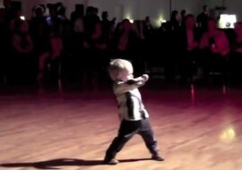 Zobacz jak 2-latek kradnie show swoim tańcem. Pokazał że ma niesamowite wyczucie rytmu i talent do tańca