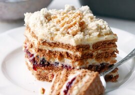 Ciasto chałwowiec na herbatnikach przełożone masą chałwową i dżemem porzeczkowym. Bez pieczenia