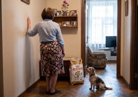 Córka przywiozła Reksia "na dwa tygodnie, na urlop" - z legowiskiem i workiem karmy. Z Chorwacji wrócili w lipcu. Wczoraj kupiłam czwarty worek. Przy odbieraniu wnuka usłyszałam, że u babci "Reksio ma przecież raj"