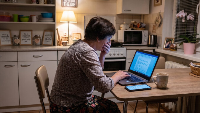 Do ostatniego miesiąca płaciłam mamie za leki, bo "z emerytury nie starcza". Tydzień po pogrzebie siostra wystawiła jej kawalerkę na sprzedaż. Zapytałam, jakim prawem, skoro spadek niezałatwiony. Pokazała akt darowizny z 2019 roku