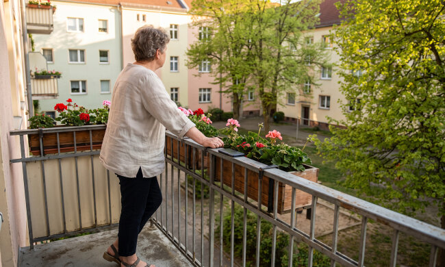 Na Dzień Matki dzieci złożyły się na opaskę z czujnikiem - puls, kroki, upadki. "Teraz będziesz bezpieczna, mamo". Od maja nikt nie zadzwonił zapytać, jak się czuję. Syn mówi, że po co, przecież w aplikacji widzi, że "u babci wszystko gra"