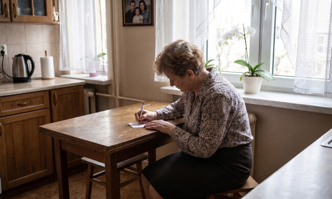 Mąż od emerytury we wtorki i czwartki siedzi w garażu na Kolejowej, "bo tam ma spokój i narzędzia". W listopadzie zaniosłam mu zapomniane leki. W garażu stała kanapa, której nie znałam, na niej koc w kratę