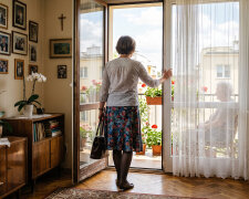 Siostra powiedziała, żeby nie przyjeżdżać - mama po udarze "nie mówi, nie poznaje, po co ci to". W środę przyjechałam bez zapowiedzi. Mama siedziała na balkonie z krzyżówką - rozwiązywała długopisem