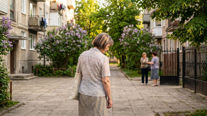 Straciłam słuch na jedno ucho po pięćdziesiątce - wstydziłam się prosić ludzi, żeby powtarzali. Sąsiadka, z którą ledwo się znałam, zaczęła siadać zawsze po mojej prawej stronie