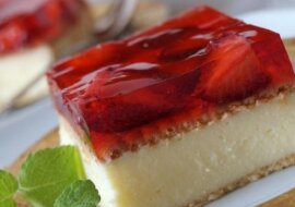 Sernik bez pieczenia na herbatnikowym spodzie z truskawkami