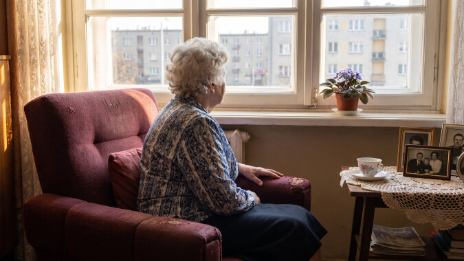 Na zimę brat wziął mamę do siebie - "po co ma sama marznąć, ogrzewanie drogie". W marcu mama poprosiła, żeby odwieźć ją do domu. W jej mieszkaniu mieszkał już syn brata. Mama zapytała tylko, gdzie jej fotel