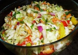 Surówka wielowarzywna. Smaczna i kolorowa surówka, dobry dodatek do wielu dań