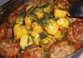 Doskonała kolacja: kotlety duszone z ziemniakami