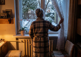 Odkąd zostałam sama, ktoś każdej zimy przed szóstą odśnieża mi kawałek od furtki do drzwi. Byłam pewna, że to sąsiad Heniek, i co roku nosiłam mu za to sernik