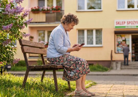 Brat zamontował w mieszkaniu mamy kamery - "będzie bezpieczniej, mamo, wszystko widzę w telefonie". Mama dzwoni teraz do mnie tylko wtedy, kiedy wychodzi po chleb. Z ławki przed sklepem, szeptem
