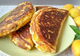 “Pierogi” z morelami na patelni