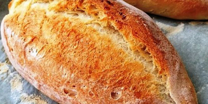 Puszysty i pulchny chleb na szklance wody: chrupiąca skórka i miękki środek