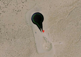 Na mapach Google znaleziono UFO, otoczone czołgami - co to może być?