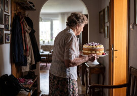 Na moich imieninach niosłam z kuchni tort i przystanęłam za drzwiami, bo mówili o mnie. Syn powiedział "najlepiej w listopadzie", córka - że "po świętach będzie łatwiej z miejscami". Ustalali termin rozmowy ze mną o domu opieki
