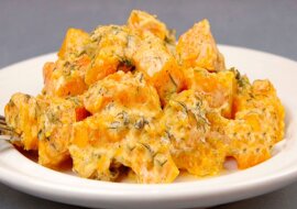 Duszona dynia w śmietanie z czosnkiem i orzechami