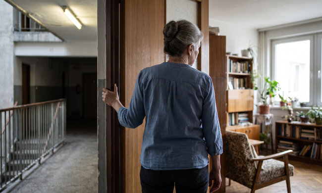 Syn namówił mnie, żebym przepisała na niego mieszkanie, "żeby uniknąć kłopotów ze spadkiem". Podpisałam u notariusza wiosną. W zeszłym tygodniu zapukał obcy człowiek z kartką w ręku