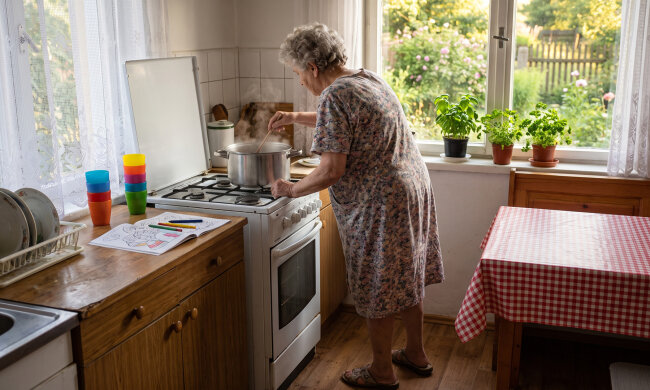 Siostra wzięła mamę na całe lato na działkę - "odpocznie od miasta". W sierpniu przyjechałam w odwiedziny: siostra z mężem od rana w pracy, mama sama z trójką ich wnuków. Ma osiemdziesiąt jeden lat