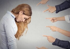 Te 4 znaki zodiaku osądzają wszystkich