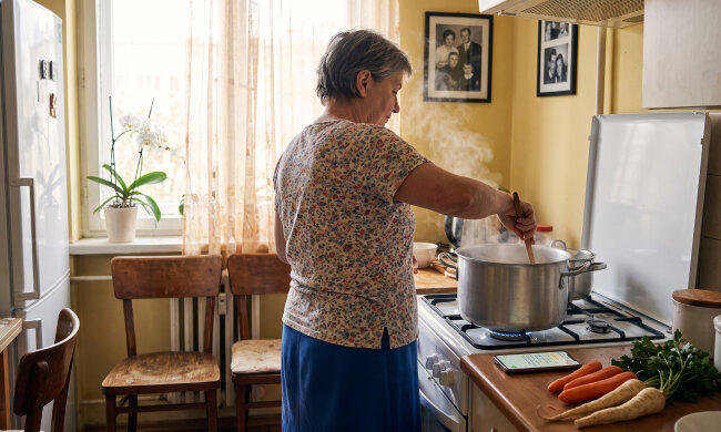 Przed ślubem wnuczka przyjechała do mnie na cały weekend - nauczyć się rosołu i zapytać o rzeczy, o które "mamy nie może". Gadałyśmy do drugiej w nocy. Jej matka, moja synowa, obraziła się na nas obie