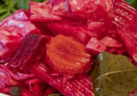 Kiszona kapusta z burakami i czosnkiem: pyszna przekąska