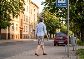 Mąż odszedł pięć lat temu. Samochód zabrał, bo "i tak nie zdasz, kobieto, w twoim wieku". Prawo jazdy zdałam za drugim razem, mając pięćdziesiąt osiem lat. W maju minęłam go na światłach w Radomiu - stał na przystanku