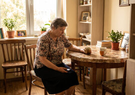 Brat powtarzał, żeby nie dzwonić do mamy wieczorami - po dwudziestej już śpi, rozmowy ją męczą. W czwartek mama zadzwoniła sama, po dziewiątej, szeptem: czemu się nie odzywam, przecież wieczory są najdłuższe