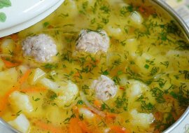 Zupa z pulpecikami i kalafiorem - wyjątkowo smaczna i aromatyczna